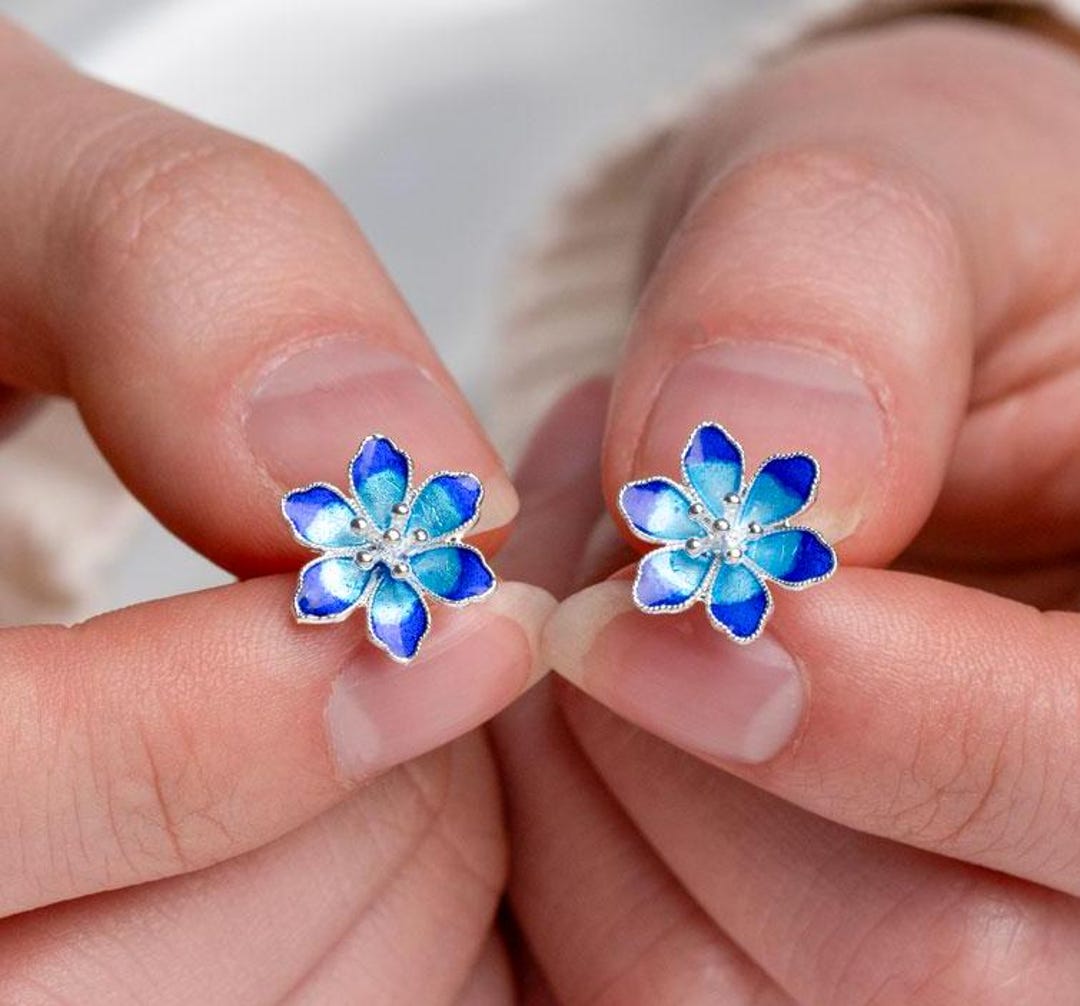 Boucles d’oreille Clou Cœur Émaillé Bleu Pastel avec Attache – Métal