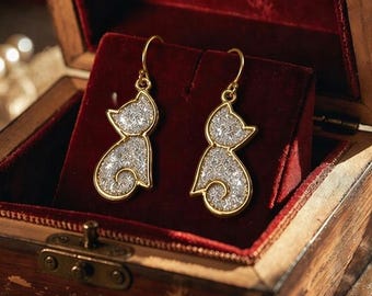 Pendientes colgantes con silueta de gato, de titanio o niobio, sin níquel, ideales para orejas sensibles. Elige tu combinación de colores perfecta.