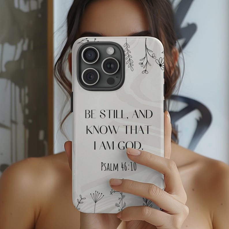 K&ouml;nnte beinhalten: Wei&szlig;es Handy-Case mit floralem Design und dem Text "Sei still und wisse, dass ich Gott bin. Psalm 46:10".