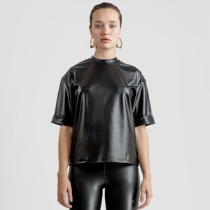 ブラックフェイクレザーTシャツ | ビーガンレザートップTシャツ エッジィなシャツ ステートメントファッション モダンレディースウェア 大胆なフェイクレザーファッション 全サイズ