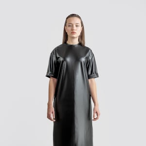 カジュアルなブラック ヴィーガン レザー T シャツ ドレス | 現代的で意識が高く、倫理的でスタイリッシュな女性のための、持続可能で環境に優しく、動物に優しいファッション