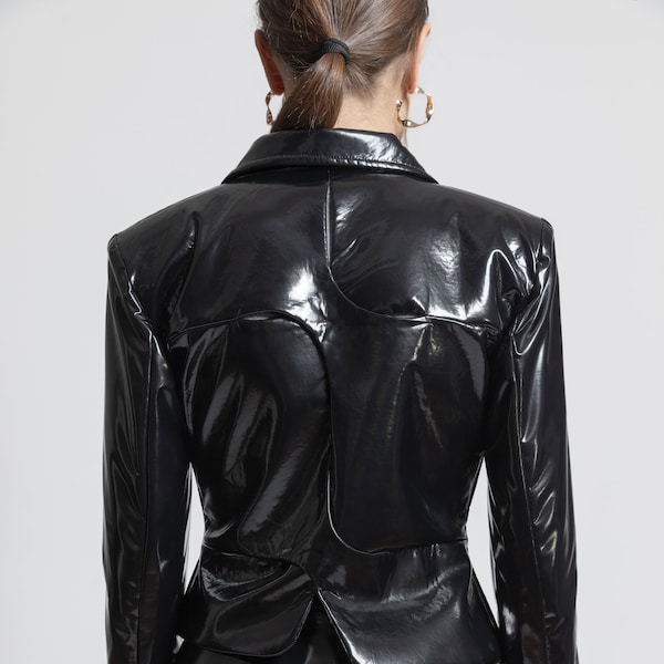 Asymmetrischer Blazer im Latex-Look | Glänzende Jacke Wet Look Kunstleder Damenbekleidung Glänzender schwarzer Mantel Edgy Outwear Schicker glänzender Blazer Sleek Wear