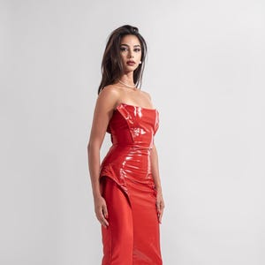 Robe rouge brillante TACRAI | Tenue de cocktail en cuir effet mouillé végétalien femme vêtements tenues de soirée midi sans manches robe de soirée en latex sans bretelles
