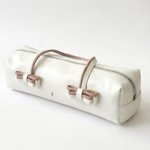 Bolso de hombro de piel blanca – Bolso baguette hecho a mano, bolso de mano con detalles de ante rosa, bolso de piel minimalista estructurado, diseño para mujer imagen 2