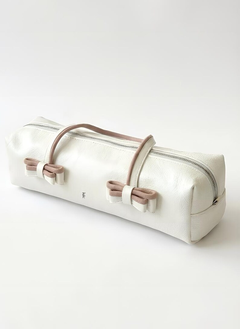 Bolso de hombro de piel blanca – Bolso baguette hecho a mano, bolso de mano con detalles de ante rosa, bolso de piel minimalista estructurado, diseño para mujer imagen 2