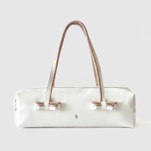Bolso de hombro de piel blanca – Bolso baguette hecho a mano, bolso de mano con detalles de ante rosa, bolso de piel minimalista estructurado, diseño para mujer imagen 1