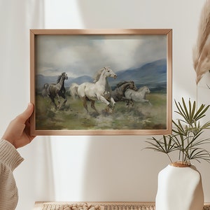 K&ouml;nnte beinhalten: Ein gerahmtes Gem&auml;lde von f&uuml;nf Pferden, die &uuml;ber ein Feld rennen. Die Pferde sind wei&szlig;, braun und grau, und das Feld ist gr&uuml;n mit einem blauen Himmel im Hintergrund.
