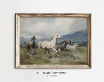Puede incluir: Una pintura enmarcada de un grupo de cinco caballos corriendo por un campo. Los caballos son blancos, grises y marrones, y corren hacia el espectador. El fondo es un paisaje borroso de montañas y nubes.
