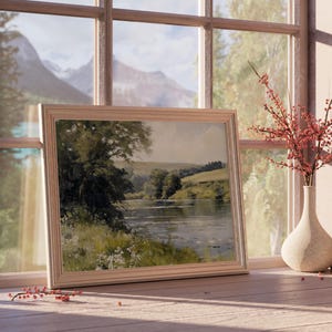 Pu&ograve; includere: Un dipinto di paesaggio incorniciato che rappresenta un fiume che scorre attraverso una valle con alberi e montagne sullo sfondo. Il dipinto &egrave; appeso a una parete accanto a una finestra con vista su una catena montuosa.