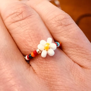 Colorful Beaded Flower Daisy Ring, Cute Seed bead rings, Daisy Flower handmade, stretchy ring, Womens beaded ring, Teen Girls Beaded Ring
