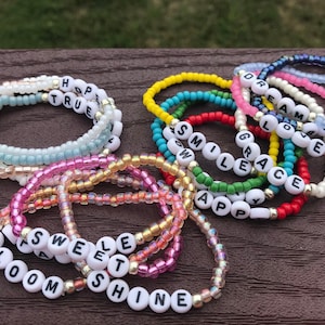 Pulsera con nombre y palabra para niños pequeños, pulsera con letras de mamá, pulsera con palabras personales y afirmaciones inspiradoras, pulseras de Camp Church