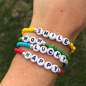 Pulseira de contas com nome e letras para crianças pequenas, pulseiras de contas com letras para mães, pulseira de palavras pessoais com afirmação inspiradora, pulseiras com palavras da igreja