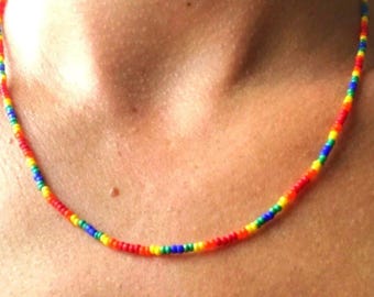 Collar de cuentas de semillas arcoíris diminutas: Gargantilla colorida y delicada hecha a mano con cuentas de vidrio.