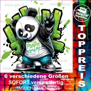 Puede incluir: Un panda de dibujos animados que lleva una chaqueta negra, pantalones vaqueros azules y una camiseta blanca con las palabras "Panda Monium" impresas en ella. El panda está de pie frente a un fondo de graffiti verde y blanco. El texto "TOPPREIS" está en la esquina superior derecha de la imagen. El texto "6 verschiedene Größen SOFORT versandfertig TÄGLICH NEUE MOTIVE" está en la parte inferior de la imagen.