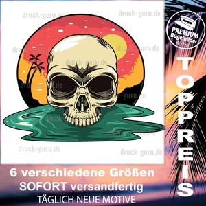 Puede incluir: Una calavera con una puesta de sol y palmeras detrás, flotando en una laguna turquesa. El texto "TOPPREIS" está en el lado derecho de la imagen. El texto "PREMIUM Bügelbilder" está en un cuadro blanco con una calificación de estrellas.