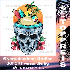 Puede incluir: Una calavera con una escena de isla tropical dentro de su cabeza. La isla tiene palmeras, una playa y una pelota de playa. La calavera está rodeada de flores tropicales. El texto "PREMIUM Bügelbilder" está en la esquina superior derecha de la imagen. El texto "TOPPREIS" está en el lado derecho de la imagen. El texto "6 verschiedene Größen SOFORT versandfertig TÄGLICH NEUE MOTIVE" está en la parte inferior de la imagen.
