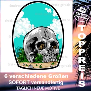 Puede incluir: Un cráneo blanco con la parte superior agrietada, rodeado de hierba verde y rocas, se coloca sobre un fondo de cielo azul con nubes blancas. El cráneo está parcialmente enterrado en el suelo. El texto "TOPPREIS" es visible en el fondo.