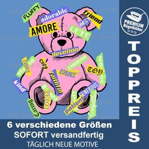 May include: A pink teddy bear with various colorful words like "friend", "cute", "amore", "fluffy", "adorable", "cherish", "generous", "kind", "sweet", "loyal", "caring", "faithful", "toy", "sensitive", "patient", "cosy", "romance", "devotion", and "studly" surrounding it. The words are in a collage style, with some overlapping. The background is a light blue color. The text "TOPPREIS" is in large, bold letters on the right side of the image. The text "6 verschiedene Größen SOFORT versandfertig TÄGLICH NEUE MOTIVE" is at the bottom of the image.