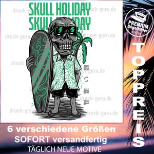 Puede incluir: Una ilustración en blanco y negro de una calavera con gafas de sol y una camisa hawaiana, sosteniendo una tabla de surf con diseños verdes y negros. El texto "SKULL HOLIDAY" está por encima de la calavera. El texto "PREMIUM Bügelbilder" está en la esquina superior derecha de la imagen. El texto "TOPPREIS" está en la esquina inferior derecha de la imagen. El texto "6 verschiedene Größen SOFORT versandfertig TÄGLICH NEUE MOTIVE" está en la parte inferior de la imagen.