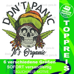 Peut inclure: Un crâne vert, jaune et rouge portant un bonnet vert et jaune avec des dreadlocks et une feuille de marijuana derrière lui. Le texte "Don't Panic It's Organic" est écrit autour du crâne.