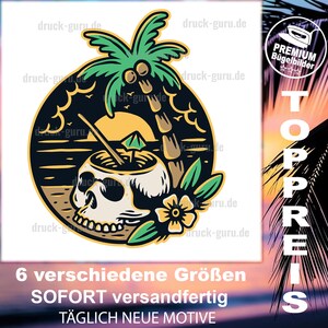 Puede incluir: Una ilustración colorida de una calavera con una bebida tropical dentro, una palmera y una puesta de sol en el fondo. El texto "TOPPREIS" está en el lado derecho de la imagen.