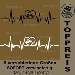 以下が含まれることがあります： 心臓の鼓動の白黒のグラフィックで、心臓の中にトラクターがあります。テキスト「TOPPREIS」は画像の右側にあります。テキスト「6 verschiedene Größen SOFORT versandfertig TÄGLICH NEUE MOTIVE」は画像の下にあります。