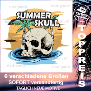 Puede incluir: Un diseño de transferencia termoadhesiva colorido que presenta una calavera de dibujos animados con una palmera que le crece de la cabeza. La calavera flota en agua azul con una puesta de sol amarilla y naranja en el fondo. El texto "SUMMER SKULL" está escrito sobre la calavera. El texto "TOPPREIS" está escrito verticalmente en el lado derecho de la imagen. El texto "6 verschiedene Größen SOFORT versandfertig TÄGLICH NEUE MOTIVE" está escrito en la parte inferior de la imagen.
