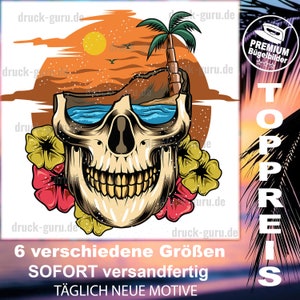 Puede incluir: Una calavera con gafas de sol con una escena de playa tropical dentro de las cuencas de los ojos. La calavera está rodeada de flores rosas y amarillas. El texto "TOPPREIS" está en la esquina superior derecha de la imagen. El texto "6 verschiedene Größen SOFORT versandfertig TÄGLICH NEUE MOTIVE" está en la parte inferior de la imagen.
