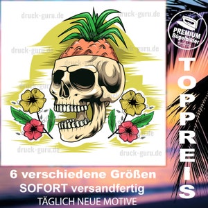 Puede incluir: Un cráneo con una piña en la parte superior y flores alrededor. El cráneo es blanco con ojos negros y un fondo amarillo. El texto "TOPPREIS" está en el lado derecho de la imagen. El texto "6 verschiedene Größen SOFORT versandfertig TÄGLICH NEUE MOTIVE" está en la parte inferior de la imagen.