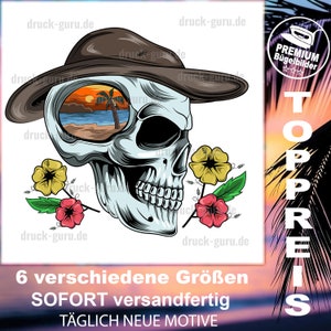 Puede incluir: Una calavera con un sombrero marrón con una escena de playa en su interior. La calavera está rodeada de flores rosas y amarillas. El texto "TOPPREIS" es visible en el fondo.