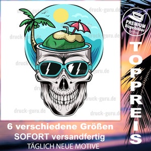 Puede incluir: Una calavera con gafas de sol con una isla tropical dentro de su cabeza. La isla tiene una palmera, una sombrilla de playa y un coco con una pajita. El fondo es un cielo azul con un sol.