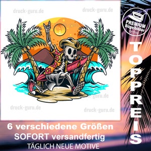 Puede incluir: Un esqueleto con una camisa floral y un sombrero de vaquero está surfeando en una ola. El fondo es una puesta de sol con palmeras y montañas. El texto "PREMIUM Bügelbilder" está en la esquina superior derecha de la imagen.