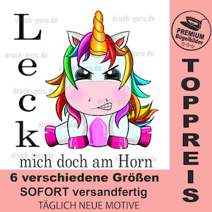 Może przedstawiać: Kolorowy jednorożec z tęczową grzywą i ogonem siedzi z ponurym wyrazem twarzy. Jednorożec patrzy na widza. Tekst "Leck mich doch am Horn" jest napisany czarnymi literami pod jednorożcem. Tekst "TOPPREIS" jest napisany czarnymi literami po prawej stronie obrazu. Tekst "6 verschiedene Größen SOFORT versandfertig TÄGLICH NEUE MOTIVE" jest napisany czarnymi literami na dole obrazu.