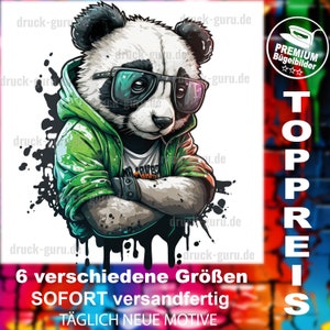Può includere: Un panda bianco e nero con occhiali da sole verdi e una giacca verde con le braccia incrociate. Il panda ha una posa cool e ribelle. Il testo "TOPPREIS" è sullo sfondo.