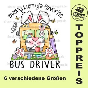 Könnte beinhalten: Ein gelber Schulbus mit einem Hasen am Steuer. Der Bus ist mit Ostereiern und einem Bleistift verziert. Der Text "every bunny's favorite bus driver" ist um den Bus herum geschrieben. Der Text "TOPPREIS" ist in Schwarz auf gelbem Hintergrund geschrieben. Der Text "6 verschiedene Größen" ist in Schwarz auf gelbem Hintergrund geschrieben.