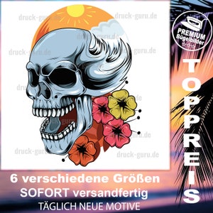 Puede incluir: Una calavera azul con una ola detrás y flores rosas y amarillas. La calavera sonríe y tiene un fondo blanco. El texto "TOPPREIS" está en la esquina superior derecha de la imagen. El texto "6 verschiedene Größen SOFORT versandfertig TÄGLICH NEUE MOTIVE" está en la parte inferior de la imagen.