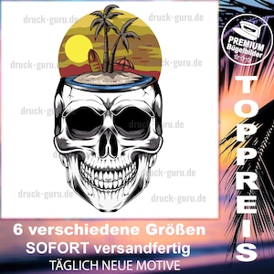 Puede incluir: Una calavera en blanco y negro con una escena de playa dentro de su cabeza. La escena de playa incluye palmeras, una tabla de surf y una sombrilla de playa. La calavera sonríe. El texto "PREMIUM Bügelbilder" está en la esquina superior derecha de la imagen.