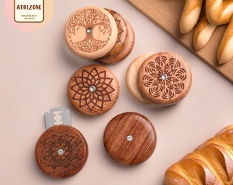 UFO Brot Lame, individuell graviertes Holz Brot Lame, personalisiertes Namensgeschenk, rundes Brot Lame mit Beutel, Mutter Vater Tagesgeschenk, Geschenk für Bäcker