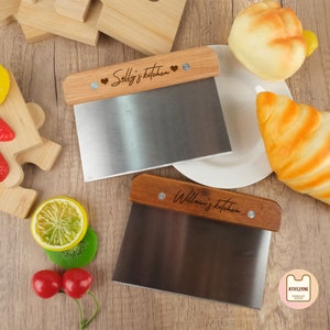 Gepersonaliseerde deegschraper, aangepaste roestvrijstalen deegschraper/hakselaar, graveer houten snijder hakbank, snijder, cadeaus voor bakker
