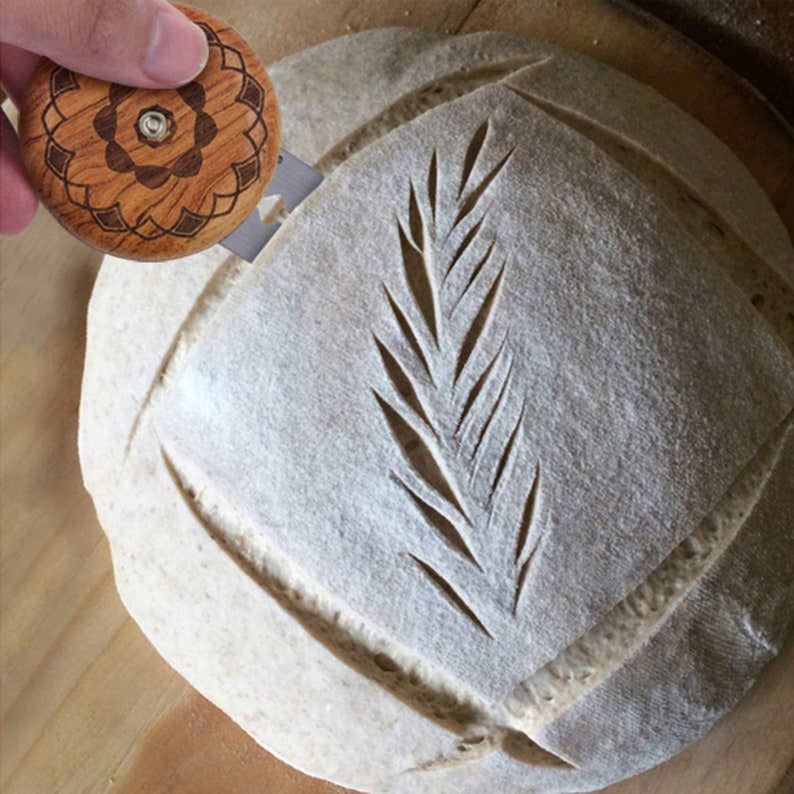 UFO Brot Lame, individuell graviertes Holz Brot Lame, personalisiertes Namensgeschenk, rundes Brot Lame mit Beutel, Mutter Vater Tagesgeschenk, Geschenk für Bäcker Bild 5