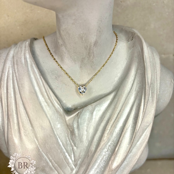 Collier en acier inoxydable dorée avec pierre en forme de coeur spécial saint-valentin