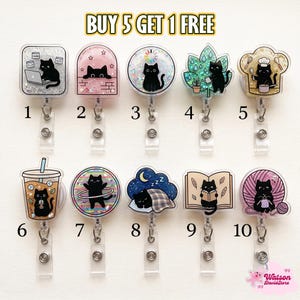 Op de afbeelding: Tien badgehouders met illustraties van zwarte katten in diverse activiteiten, zoals werken op een laptop, tuinieren, koken, slapen en lezen. Elk acrylstuk heeft een doorzichtige clip en de tekst BUY 5 GET 1 FREE bovenaan.