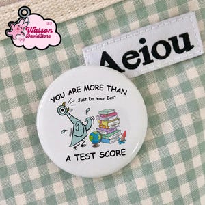 Sie sind mehr als ein Test Ergebnis Pin Buttons in 3 Größen, Taube Test Tag Rucksack Pin Button, Testing Day Pin, Schul Lehrer Motivation Pins