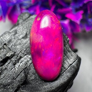Cabochon d'opale éthiopienne rose, pierre précieuse ovale, opale fuchsia vibrante en vrac pour la fabrication de bijoux, bague tendance ou pendentif.