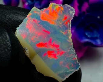 Ethiopische Welo Opal Rough: natuurlijk ruw kristal met levendig vuur
