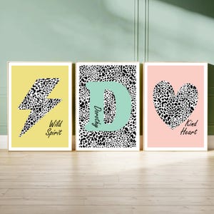 Stampa con iniziale e nome leopardato, cuore gentile e spirito selvaggio, stampa murale personalizzata con affermazione per ragazze, decorazione per la camera degli adolescenti, stampa murale carina e alla moda.