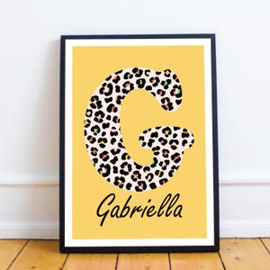 Stampa iniziale e nome con motivo leopardato, decorazione personalizzata per la camera da letto delle bambine, stampa del nome giallo per la cameretta dei bambini, nome personalizzato per bambini, stampa iniziale con ghepardo