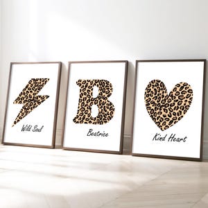 Set di 3 stampe da parete personalizzate con motivo leopardato per la cameretta dei bambini, stampe artistiche alla moda per ragazze, cuore gentile e anima selvaggia, stampa iniziale e nome.