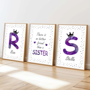 Set di 3 stampe murali con sorelle gemelle, stampe murali per la camera condivisa tra sorelle, poster con sorelle e amiche, decorazioni per la camera da letto viola per bambine, stampe con i nomi delle sorelle