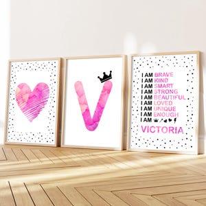 Stampe rosa per la camera da letto delle bambine, set di 3 stampe da parete con affermazioni per bambini, stampe da parete con iniziali e nomi rosa per la cameretta dei bambini, stampe da parete per ragazze adolescenti, stampe da parete per bambine.